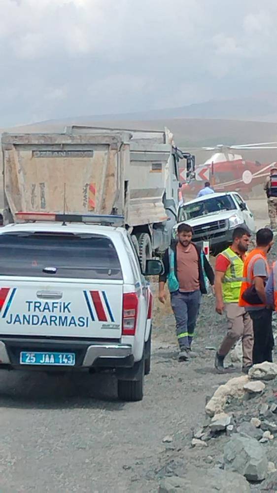 Hafriyat kamyonunun çarptığı pikap ikiye bölündü: 3 ölü 8